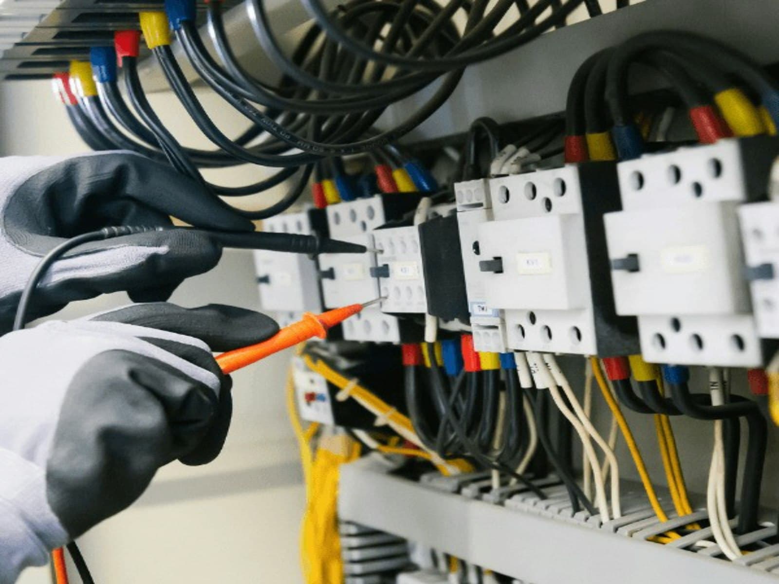 Elektricien test een stroomgroep met een multimeter