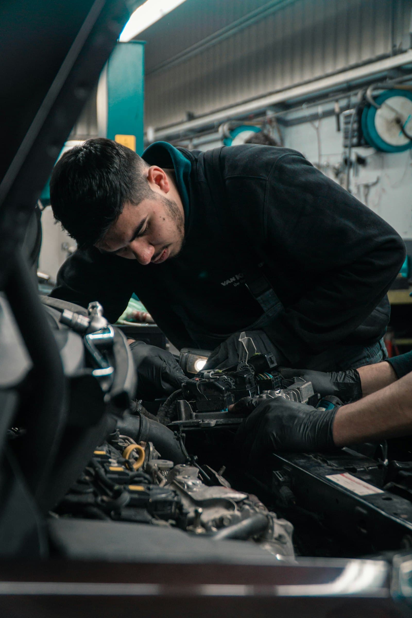 Automonteur werkt aan een motor