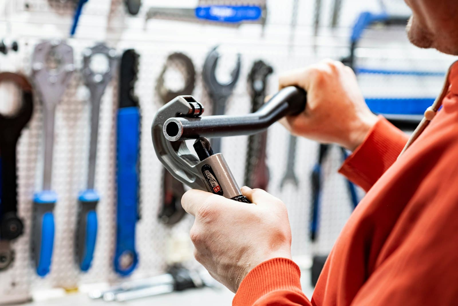 Loodgieter met gereedschap in een werkplaats