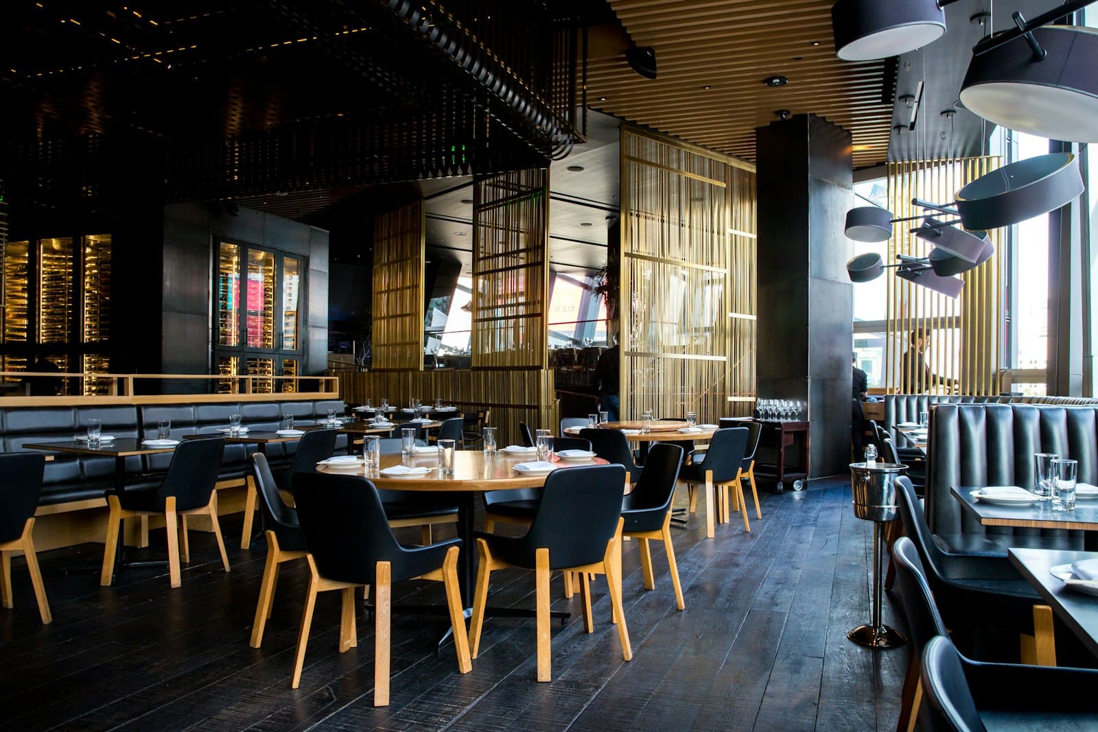 Gedekte tafel in een restaurant