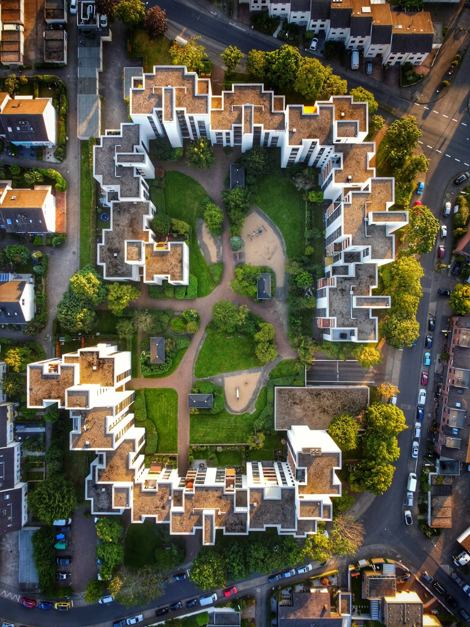 Luchtfoto van een appartementencomplex met binnenplaats